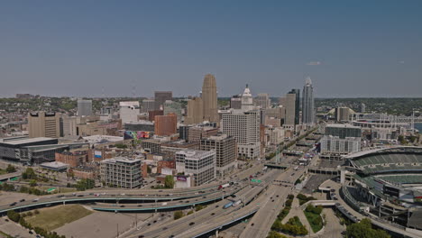 Cincinnati-Ohio-Antena-V11-Drone-Sobrevuelo-Complejo-Autopista-E-Intercambio-A-Través-Del-Distrito-Comercial-Central-Capturando-El-Paisaje-Urbano-Del-Centro-Y-Las-Vistas-Del-Monte-Adams---Filmado-Con-Inspire-3-8k---Septiembre-De-2023