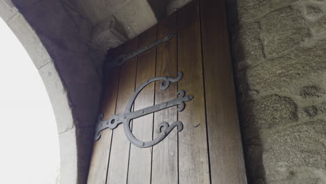 Puerta-Medieval-Restaurada-En-Arco-De-Entrada-En-La-Fortaleza-De-Guimaraes-Portugal