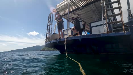 Weibliche-Taucherin-Springt-Von-Tauchboot-In-Koh-Lipe