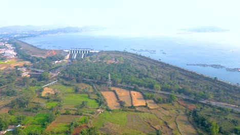 Vista-Aérea-Del-Lugar-Turístico-De-La-Presa-De-Patratu-Y-Actividades-De-Deportes-Acuáticos.