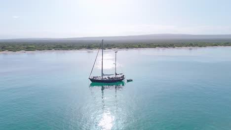 Single-Boat-sailing-in-Cabo-Rojo,-Pedernales,-Dominican-Republic