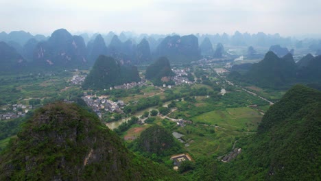 Vista-De-Drones-De-Las-Montañas-De-Guilin-Y-Las-Ciudades-Alrededor-Del-Río-Yulong-En-Yangshuo