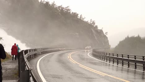 Coche-Llegando-Al-Puente-Bajo-La-Cascada-Langfoss-En-Noruega-En-Mal-Tiempo-Lluvioso