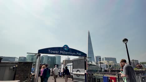 Muelle-De-La-Torre-Del-Milenio-Con-El-Rascacielos-Supertall-Shard-En-El-Fondo-En-Un-Día-Soleado