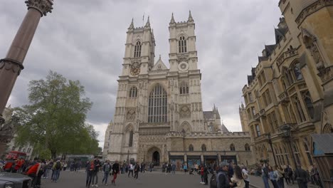 Gente-Caminando-Por-El-Exterior-De-La-Abadía-De-Westminster.