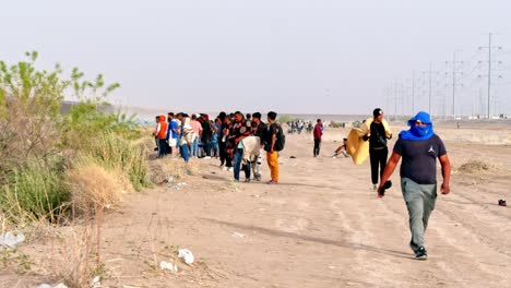 Jenseits-Der-Barriere:-Hoffnungsvoller-Blick-Der-Einwanderer-Auf-Die-Grenze