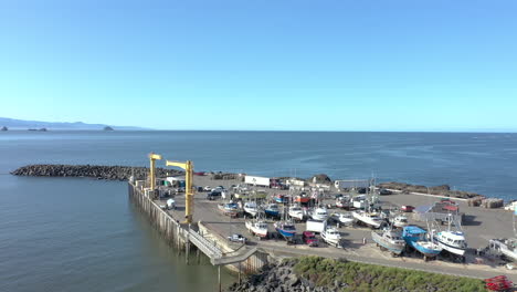 Dolly-Dock-En-Port-Orford,-Oregon,-El-único-De-Su-Tipo-En-La-Costa-Oeste-De-EE.-UU.,-Sobrevuelo-Con-Drones