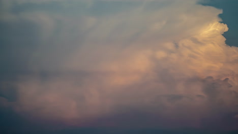 Imponentes-Nubes-Cumulonimbus-En-El-Cielo-Sólo-La-Capa-De-Fondo-De-Lapso-De-Tiempo