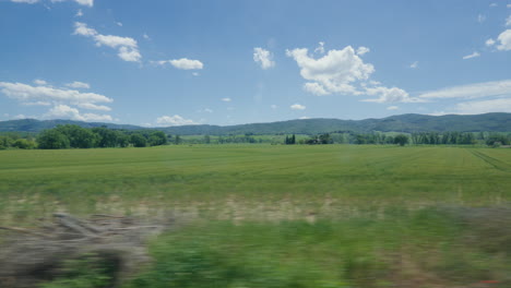 Idyllische-Toskanische-Landschaft-Mit-üppigen-Grünen-Feldern-Und-Blauem-Himmel