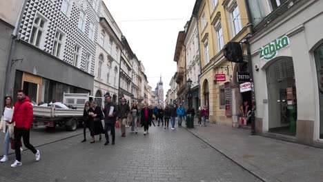 Hyperlapse-Von-Passanten-Auf-Der-Hauptstraße-Von-Krakau,-Polen