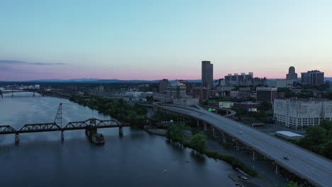 Albany-Pan-In-Der-Abenddämmerung-Mit-Skyline-Und-Autobahn