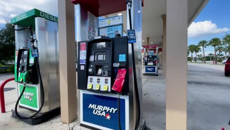 Los-Coches-Salen-De-La-Gasolinera-Debido-A-La-Escasez-De-Gasolina-Durante-El-Huracán-Ian-En-Sarasota,-Florida