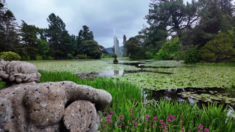 Irland,-Epische-Orte,-Powerscourt-Gardens,-Wicklow,-Brunnen-Im-Teich-Mit-Schwan,-Wunderschöne-Sommerfarben