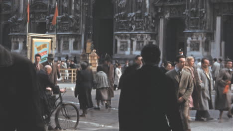 La-Gente-Camina-Frente-A-La-Catedral-De-Milán-En-Un-Ambiente-Ajetreado-En-Los-Años-50.