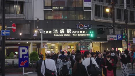 Toma-Estática-De-Establecimiento-Por-La-Noche-En-El-Centro-Urbano-De-La-Estación-De-Ikebukuro.