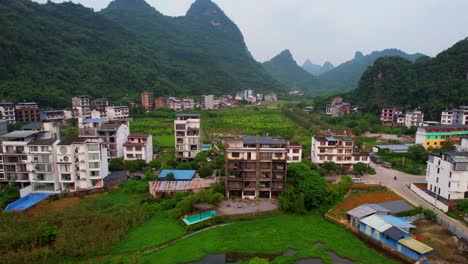 Edificios-Antiguos-En-El-Valle-Rural-Montañoso-De-Yangshuo