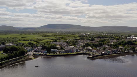 Paisaje-Urbano-De-Kinvara-En-Una-Amplia-Vista-Panorámica.-Retroceso-Aéreo