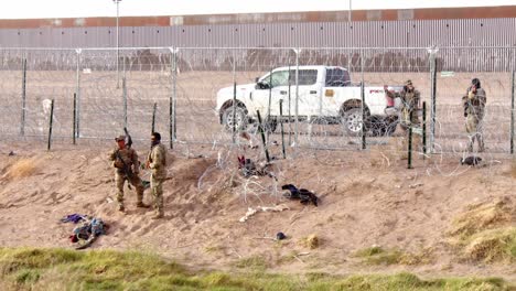 Camino-Incierto:-Los-Inmigrantes-Se-Reúnen-En-El-Muro-De-El-Paso,-Los-Sueños-En-Suspenso