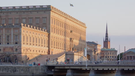 Puesta-De-Sol-Del-Palacio-Barroco-De-Estocolmo-Estableciendo-Un-Disparo-En-Stadsholmen,-Casco-Antiguo