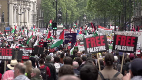 Miles-De-Manifestantes-Portando-Banderas-Y-Pancartas-Palestinas-Marchan-A-Lo-Largo-De-Whitehall-Durante-Una-Marcha-De-Protesta-Del-Día-De-La-Nakba.