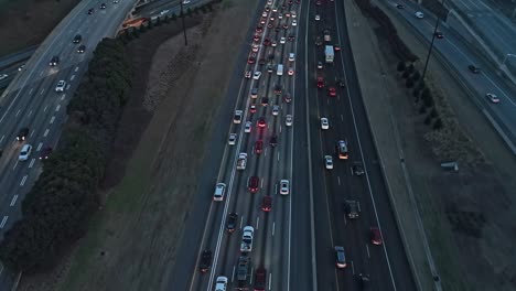 Stau-Während-Der-Hauptverkehrszeit-Auf-Mehrspurigen-Autobahnen-In-Atlanta,-Georgia