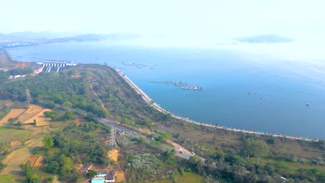 Vista-Aérea-Del-Lugar-Turístico-De-La-Presa-De-Patratu-Y-Actividades-De-Deportes-Acuáticos.