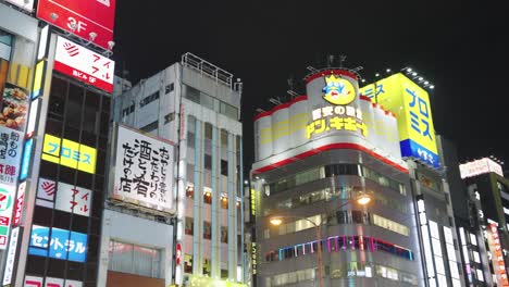 Slow-pan-over-buildings-in-Shinjuku-Ward,-Kabukicho-Area-at-Night