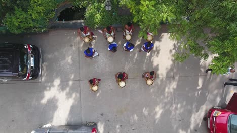 Gastos-Generales-|-Toma-De-Drone-A-Vista-De-Pájaro-De-Hombres-Y-Mujeres-Indios-Tocando-Tambores-De-Percusión-Tradicionales-|-Chenda-Melam-|-Panchavadyam