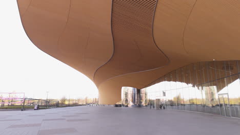 Modern-architecture-of-Helsinki-Central-Library-Oodi,-low-aerial-dolly