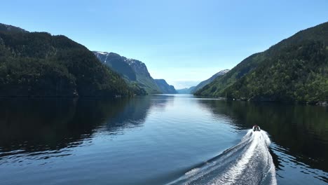 Touristen-Im-Schnellboot-Genießen-Eine-Private-Fjord-Kreuzfahrt-Safari,-Veafjord-Luftaufnahme