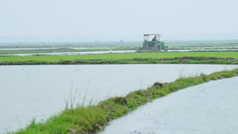 Un-Tractor-De-Maquinaria-Para-Arar-El-Suelo-En-El-Campo-Agrícola-Arando-Tierras-De-Cultivo-Bajo-La-Lluvia