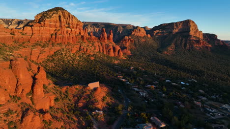 Rocas-Rojas-Con-La-Capilla-De-La-Santa-Cruz-En-Sedona,-Arizona-Al-Atardecer---Disparo-Aéreo-De-Drones