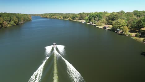 Boot-Mit-Wasserskifahrer-Im-Schlepptau-Auf-Dem-Coosa-River