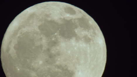 Vollmond-In-Extremer-Nahaufnahme-Mit-Sichtbaren-Kraterdetails