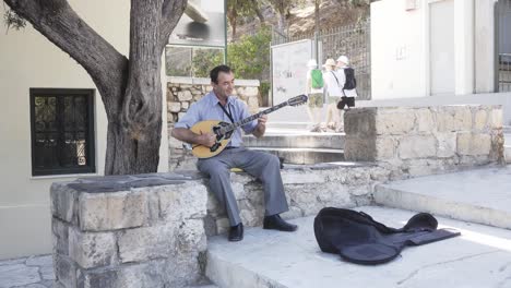 Ein-Straßenmusiker-In-Der-Großstadt-Athen-Spielt-Bouzouki