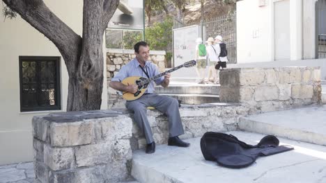 Un-Músico-Callejero-En-La-Gran-Ciudad-De-Atenas-Toca-El-Bouzouki.