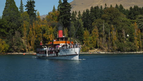 Die-Berühmte-TSS-Earnslaw-Wendet,-Um-In-Den-Hafen-Von-Queenstown,-Neuseeland-Einzulaufen