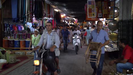 Caminando-Por-Los-Mercados-Nocturnos-En-Marrakech-Marruecos-Explorando-La-Cultura-Local,-Multitudes-Ocupadas-Con-Mucha-Gente