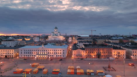 Luftaufnahme-Bei-Dämmerung-über-Dem-Marktplatz-Des-Helsinkier-Rathauses-Und-Des-Stadtmuseums