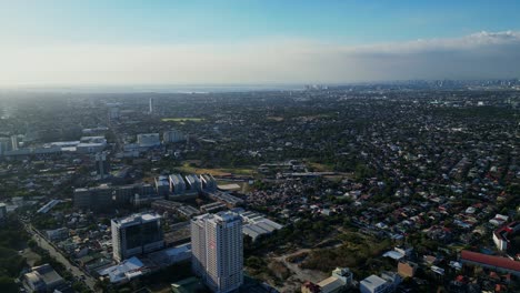 Atemberaubende-Skyline-über-Einer-Urbanisierten-Und-Dicht-Besiedelten-Philippinischen-Stadt-Mit-Modernen-Gebäuden-Und-Wohngebieten-In-Muntinlupa,-NCR-–-Luftaufnahme-Einer-Drohne