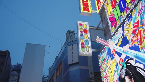 Cámara-Lenta-Estableciendo-Una-Toma-De-La-Vibrante-Vida-Nocturna-De-Neón-De-Tokio