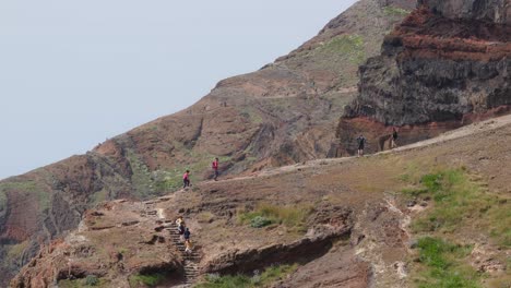 Turistas-Caminando-Por-El-Sendero-En-La-Península-Del-Pont-De-Sao-Lourenco-Madeira,-Portugal