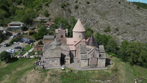 Luftaufnahmen-Der-Wunderschönen-Architektur-Des-Mittelalterlichen-Klosters-Goshavank