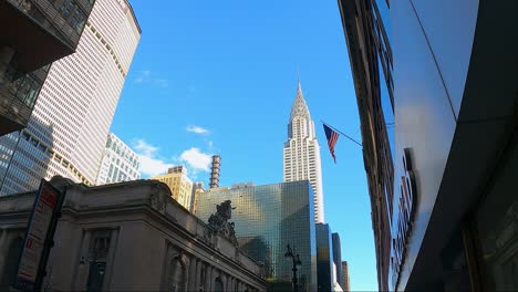 Grand-Central-Station-Und-Empire-State-Building-Mit-USA-Flagge-Davor