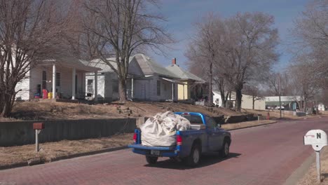 Zeitlupe-Eines-Pickup-Trucks,-Der-Auf-Der-Straße-In-Einer-Idyllischen-Amerikanischen-Kleinstadt-Fährt,-Statische-Ansicht,-Falls-City,-Nebraska