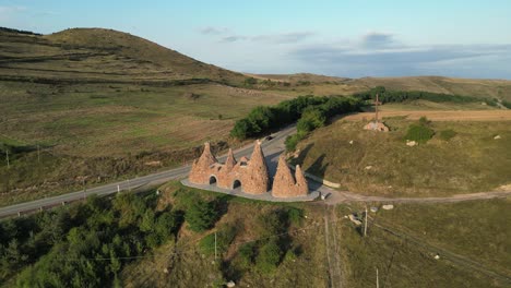 Das-Glocken-Denkmal-Von-Goris-Aus-Vulkangestein-überblickt-Goris-In-Armenien