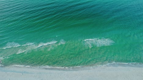 Luftflug-Entlang-Eines-Unberührten-Weißen-Sandstrandes-Mit-Wunderschönen-Smaragdgrünen-Meereswellen