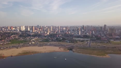 Luftaufnahme-Der-Bucht-Von-Asunción-Mit-Dem-Durchfließenden-Paraguay-Fluss-Und-Kleinen-Vor-Anker-Liegenden-Booten