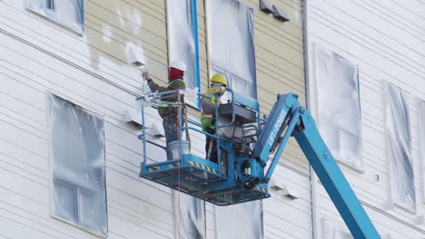 Un-Trabajador-Utiliza-Un-Ascensor-Para-Llegar-A-Los-Lados-De-Una-Nueva-Construcción