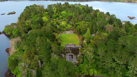 Irland-Epische-Orte-Drohnenabendansicht-Von-Garnish-Island-In-Glengariff-West-Cork,-Dem-Juwel-In-Der-Bantry-Bay-An-Einem-Sommerabend